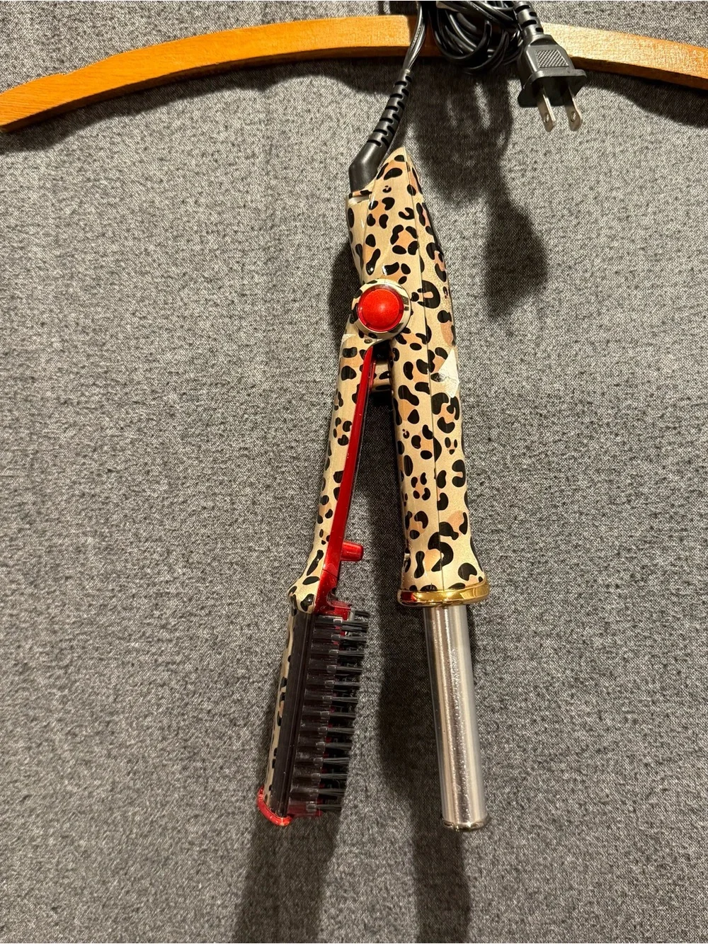 InStyler Rotating Iron 3/4” Cheetah Print. Tested, works. Pre-owned.